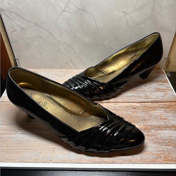 Soft Style Shoes - Soft Style by Hush Puppies Patent Classic Pumps size 9